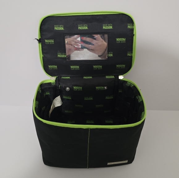 ⭐️40% Off⭐️ The Body Shop Vintage Train Case - Picture 8 of 14